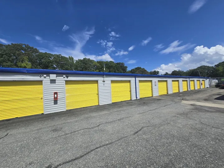 Drive-up storage units in Newport News on Jefferson Ave with convenient wide drive aisles