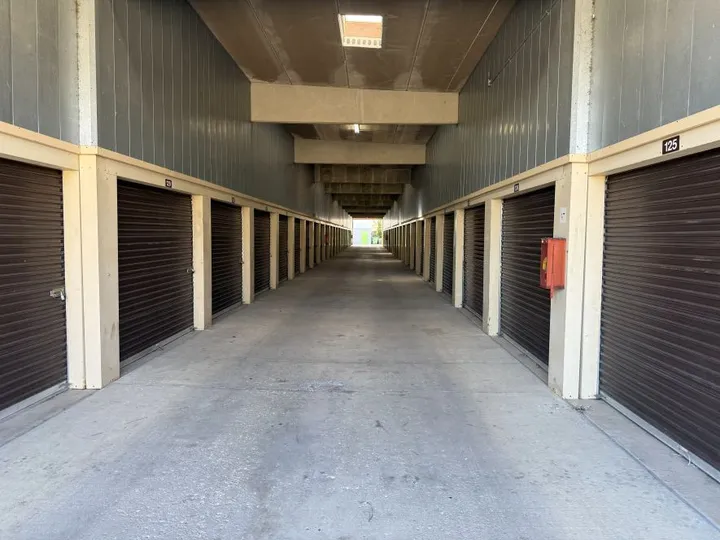 Covered storage units in Arlington Heights at 2500 E Hintz Rd