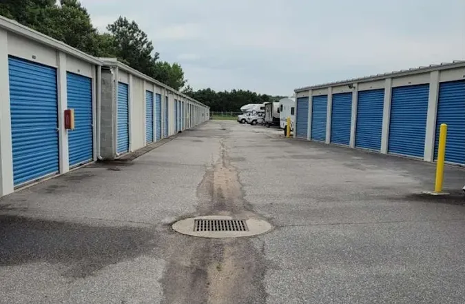 Drive-up storage with wide drive aisles
