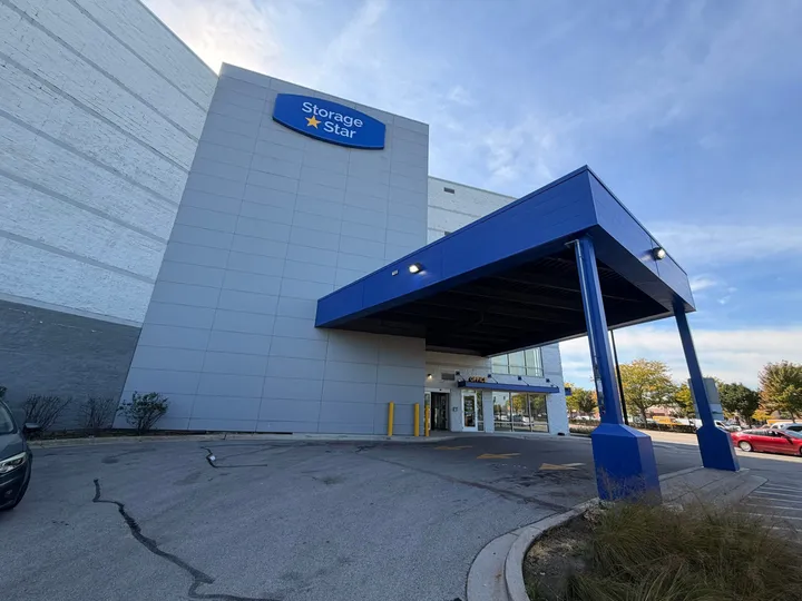 Exterior of Storage Star on N McCormick Blvd in Chicago, showing a covered loading bay and parking lot