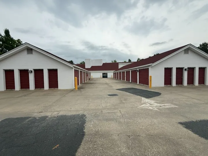 Drive-up storage units with wide drive aisles