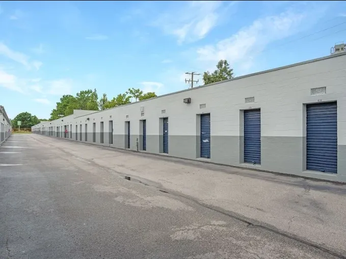Drive-up storage units with wide drive aisles