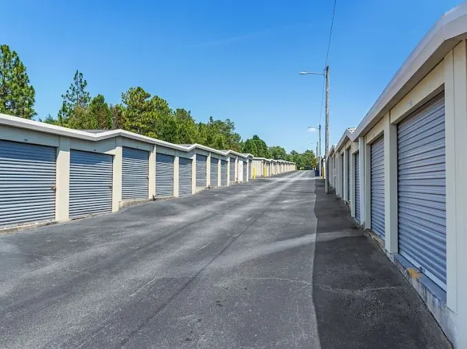 Wide drive aisles and outdoor drive-up storage units in Columbia, SC, at 405 Longtown Rd