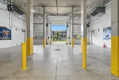 quai de chargement à porte haute