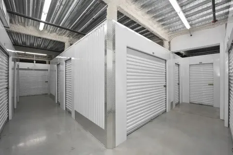 Indoor climate-controlled storage facility serving Rogers Park and Lincolnwood