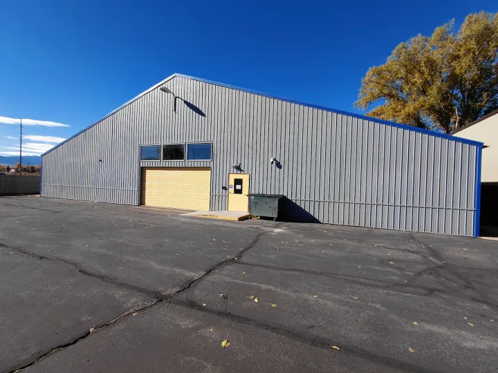 Exterior picture of the commercial drive-up storage units in Sheridan, on Coffeen Ave.