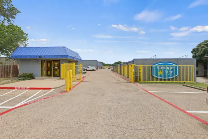 Picture of the gated self storage facility on S Tyler St in South Dallas, TX.
