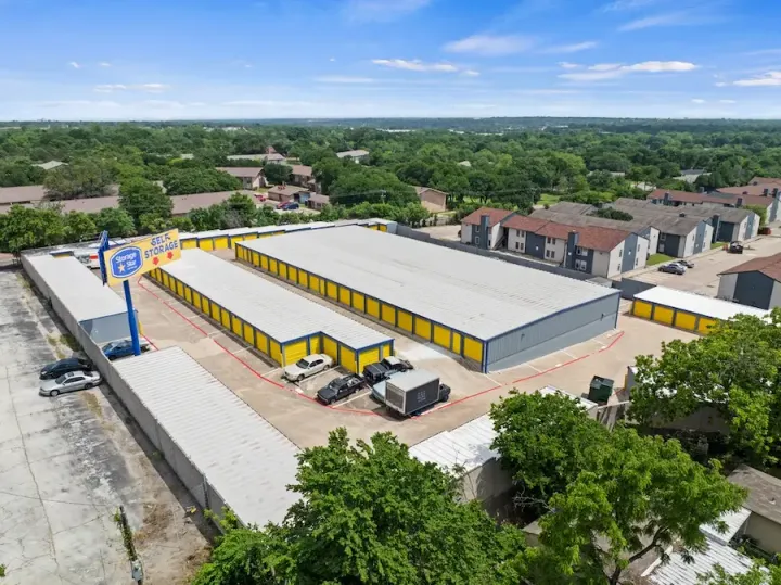 Exterior picture of vehicle storage and indoor storage units in Dallas, TX, on S Tyler St.